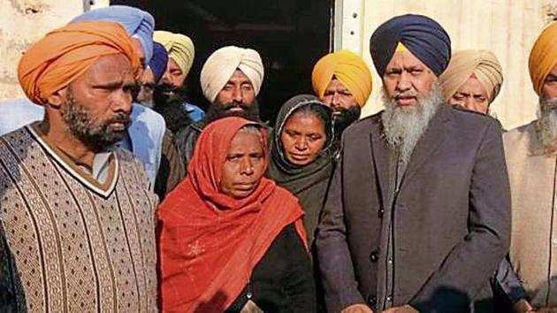 SGPC president Gobind Singh Longowal with members of the Dalit Sikh family in Sangrur on Sunday.(HT Photo)