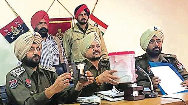 Jagraon SSP Surjit Singh showing the articles seized from the accused in Ludhiana on Sunday. (HT Photo) Jagraon SSP Surjit Singh showing the articles seized from the accused in Ludhiana on Sunday. (HT Photo)