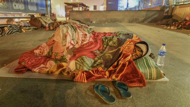 Although existing shelters for the homeless in Delhi offer amenities such as washrooms, beds with linen and breakfast, those spending their nights in the open risk loss of personal belongings, often including medical reports, money and other personal possessions. (Burhaan Kinu / HT Photo)