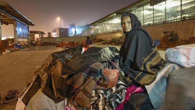 Ramwati suffers from cancer. Along with her young daughter, she travelled from Agra last month to seek treatment. They have been sleeping on the pavement since. (Burhaan Kinu / HT Photo)