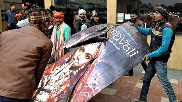 Karni Sena members protest against Sanjay Leela Bhansali's film 'Padmaavat' near Jyoti Cinema Hall in Muzaffarpur on Thursday.(PTI Photo)