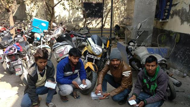 Noida police arrested four persons on Sunday night on charges of stealing 150-200 mobile phones. (HT Photo) Noida police arrested four persons on Sunday night on charges of stealing 150-200 mobile phones. (HT Photo)