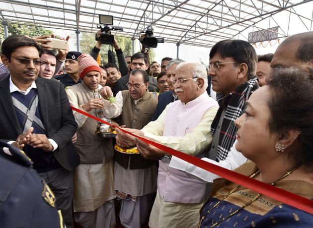 (From right) Mayor Madhu Azad and Union minister Mansukh L Mandaviya look on as chief minister Manohar Lal Khattar inaugurates the underpass at Signature Tower on Monday. (Sanjeev Verma/HT PHOTO) (From right) Mayor Madhu Azad and Union minister Mansukh L Mandaviya look on as chief minister Manohar Lal Khattar inaugurates the underpass at Signature Tower on Monday. (Sanjeev Verma/HT PHOTO)