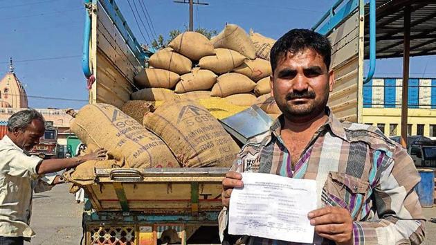 Farmer Bhagwan Singh Ram Kishen shows his registration card for the price-deficit payment scheme at Indore’s Chawni wholesale marke (HT Photo) Farmer Bhagwan Singh Ram Kishen shows his registration card for the price-deficit payment scheme at Indore’s Chawni wholesale marke (HT Photo)