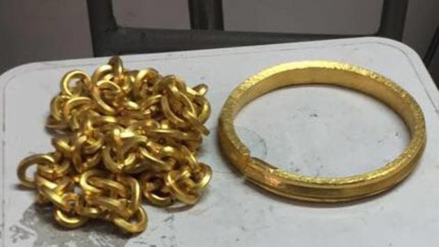 The crew member was to allegedly hand over the gold chain and bangle to an agent at a prominent hotel in Delhi for which he was supposed to get 500 Singapore dollars (around INR 25,000).