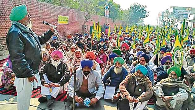A union leader addressing farmers gathered in Sangrur.(HT Photo)