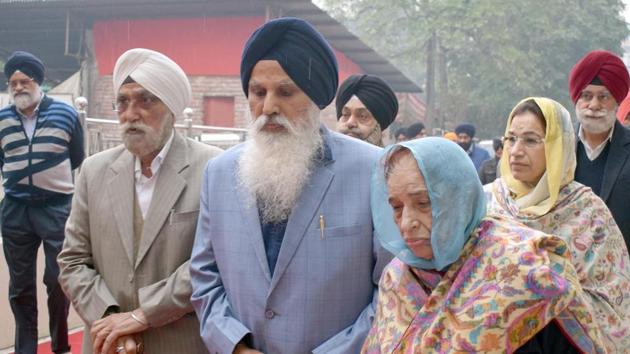 Former Chief Khalsa Diwan president Charanjit Singh Chadha (C) along with his family members on his way to appear before the Akal Takht at Golden Temple in Amritsar on Tuesday. (Sameer Sehgal/HT) Former Chief Khalsa Diwan president Charanjit Singh Chadha (C) along with his family members on his way to appear before the Akal Takht at Golden Temple in Amritsar on Tuesday. (Sameer Sehgal/HT)