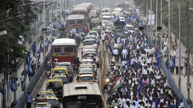 Traffic slowed down owing to the to RPI Unity March from Chatiyabhoomi to Naigaum on Monday. (Kunal Patil/HT Photo) Traffic slowed down owing to the to RPI Unity March from Chatiyabhoomi to Naigaum on Monday. (Kunal Patil/HT Photo)