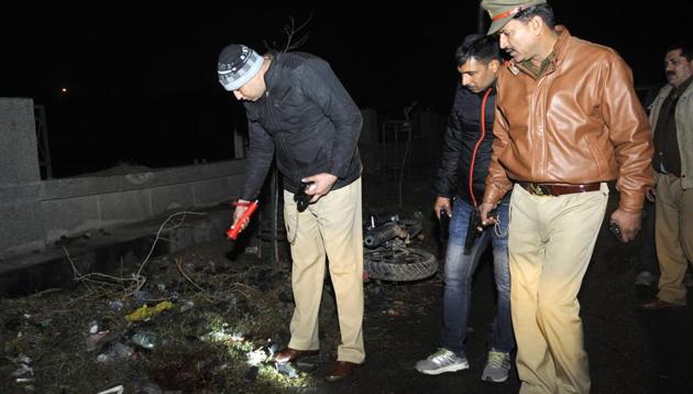 Police team near FNG Expressway in Bahlolpur village from where Satyender was nabbed after an encounter. (Sunil Ghosh/HT Photo) Police team near FNG Expressway in Bahlolpur village from where Satyender was nabbed after an encounter. (Sunil Ghosh/HT Photo)