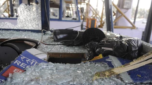 The Noida police has registered a case against 200 unidentified persons for vandalising the toll plaza at the Delhi-Noida-Direct (DND) Flyway on January 21. (Sunil Ghosh/HT Photo)