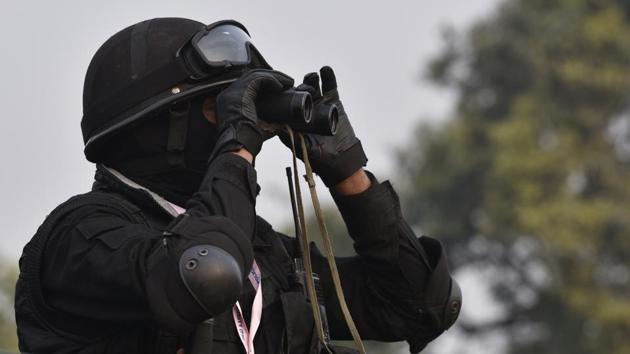 A Black Cat Commando keeps vigil at Rajpath. The city woke to heightened security ahead of the rehearsal with re-routes, traffic snarls and cordons greeting morning commuters. (Mohd Zakir / HT Photo) 