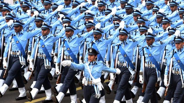 The Air Force’s contingent passes through the saluting base. (Mohd Zakir / HT Photo) 