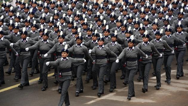 A contingent comprising NCC cadets marches down Rajpath. (Mohd Zakir / HT Photo) 