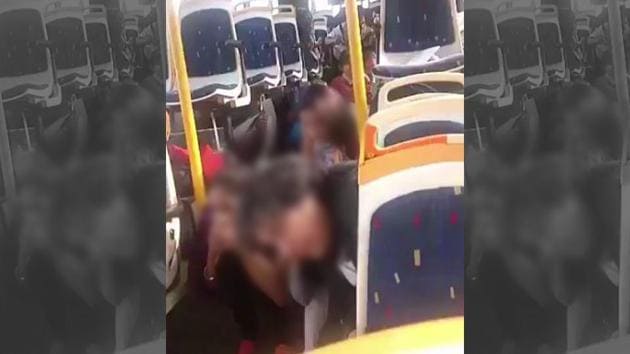 A private school bus in Gurgaon was vandalised by miscreants protesting the release of Hindi film Padmaavat.(Video grab)