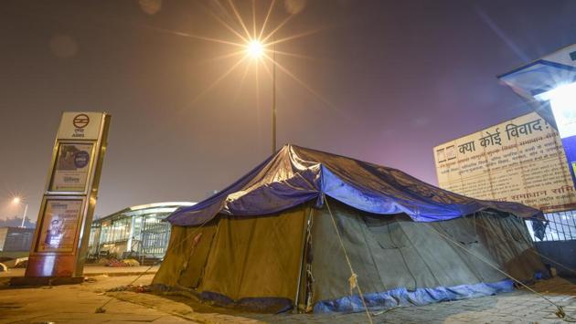 An outside view of single-tent night shelter along the pavement near the AIIMS metro station. (Burhaan Kinu / HT Photo)