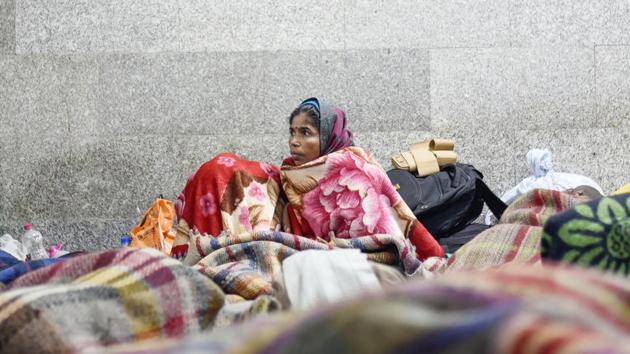 The All India Institute of Medical Sciences (AIIMS) in New Delhi sees a daily influx of outstation patients and their relatives. Those making arduous journeys from far flung places to the capital are drawn by its medical repute and comparative economic viability. This throng of patients brings with it the problem of accommodation and forces many to stay on the pavements because they cannot afford rooms inside the hospital. (Burhaan Kinu / HT Photo)