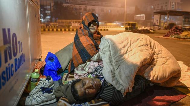 Sahedan, 40, has been living on the roadside pavements outside AIIMS hospital for the past two months. Unable to afford the rent of the hospital’s rooms, she took to sleeping on the roadside for the duration of her treatment. (Burhaan Kinu / HT Photo)