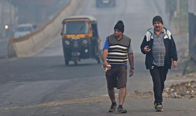 People keep warm in light sweaters and jackets in Goregaon, Mumbai. (Satyabrata Tripathy/HT File Photo) People keep warm in light sweaters and jackets in Goregaon, Mumbai. (Satyabrata Tripathy/HT File Photo)