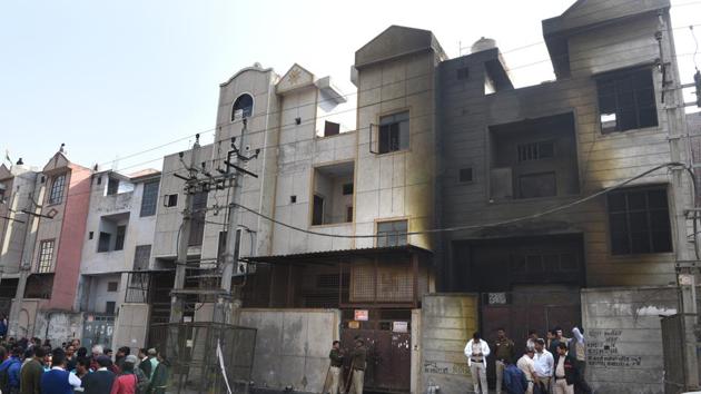 The building where a massive fire broke last night at Bawana on Sunday.(Arvind Yadav/HT PHOTO)