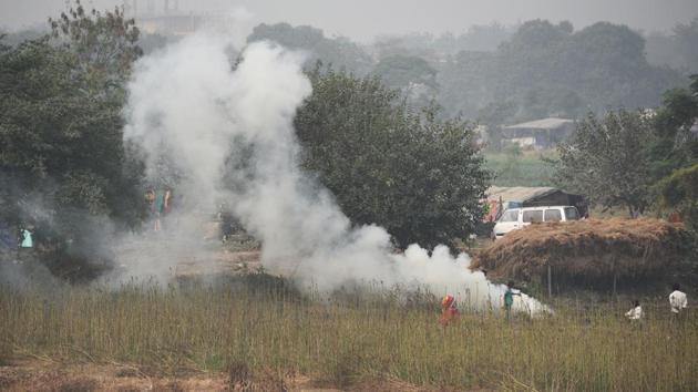 Farmers burn stubble on the bank of the Yamuna river in New Delhi in November 2017. (Mohd Zakir/HT PHOTO) Farmers burn stubble on the bank of the Yamuna river in New Delhi in November 2017. (Mohd Zakir/HT PHOTO)