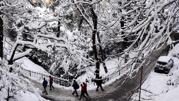 Tourists thronged Shimla and Kufri in Himachal Pradesh soon after hearing about the season’s first snowfall. (Deepak Sansta/HT) Tourists thronged Shimla and Kufri in Himachal Pradesh soon after hearing about the season’s first snowfall. (Deepak Sansta/HT)