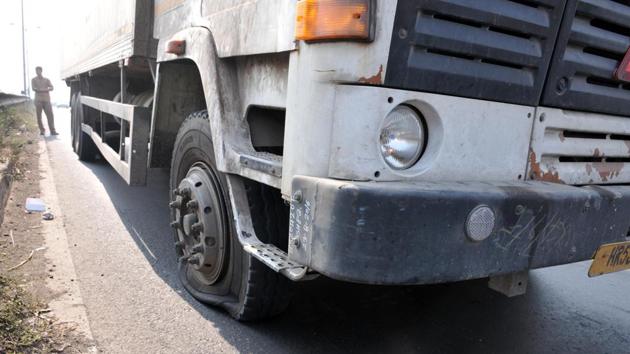 A truck was vandalism on Vadgaon bridge on the Mumbai-Bengaluru highway on Tuesday night. The protest was against the release of Padmaavat in Pune. (HT PHOTO) A truck was vandalism on Vadgaon bridge on the Mumbai-Bengaluru highway on Tuesday night. The protest was against the release of Padmaavat in Pune. (HT PHOTO)