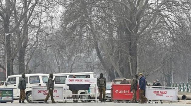 Paramilitary troopers stop vehicles near a check point in Srinagar.(AFP Photo)