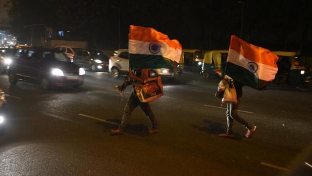 People selling Indian flag ahead of Republic Day a red light in New Delhi India, on January 24.(Sonu Mehta /HT Photo) People selling Indian flag ahead of Republic Day a red light in New Delhi India, on January 24.(Sonu Mehta /HT Photo)