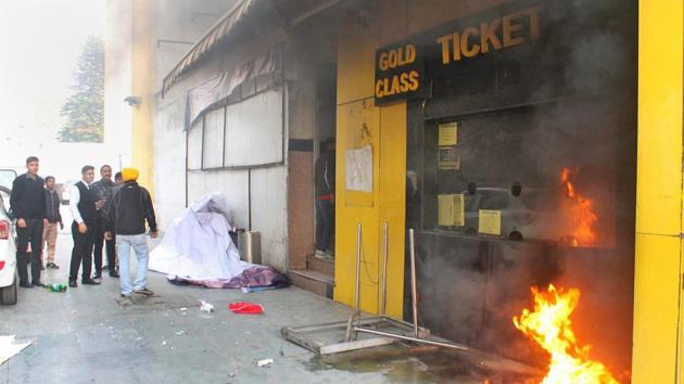 A ticket counter at Indira Theatre was set on fire by activists protesting against the release of film 'Padmaavat', in Jammu.(PTI Photo)