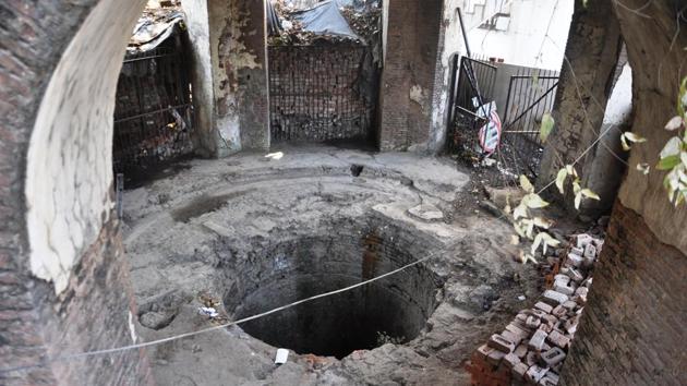 Built in 1820s, the ‘Shore’s Well’ in Dehradun lies in a neglected state.(Vinay Santosh Kumar/HT Photo)