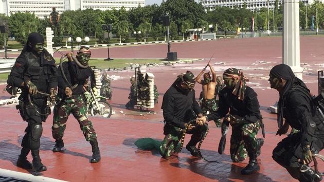 Indonesian special forces demonstrate snake-handling on Wednesday, for US defense secretary Jim Mattis in Jakarta. (AP) Indonesian special forces demonstrate snake-handling on Wednesday, for US defense secretary Jim Mattis in Jakarta. (AP)