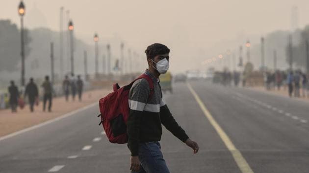 A boy wears pollution mask to protect himself from the pollution as he crosses a road amid heavy smog in the capital, in New Delhi, India, on December 21, 2017.(Burhaan Kinu/ Hindustan Times)