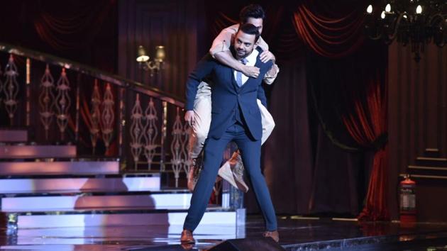 Varun Dhawan, who was adjudged the Most Stylish Youth Icon (male) at the HT India’s Most Stylish awards in Mumbai on Wednesday, couldn’t resist having some fun on stage with Cyrus Sahukar. (ht photo)