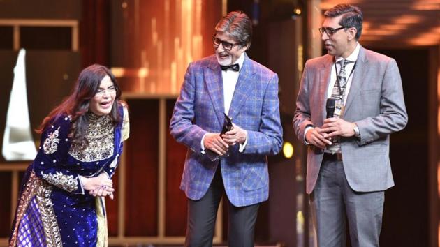Amitabh Bachchan, who was given the Superstar of Style award, shares the stage with Zeenat Aman. “I have no logical reason to be here tonight. HT is being generous,” Bachchan said in his acceptance speech. (HT Photo)