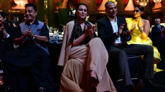 Kamal Haasan, Sonakshi Sinha, Akshya Kumar and Sonam Kapoor applauding the awardees. (HT Photo )