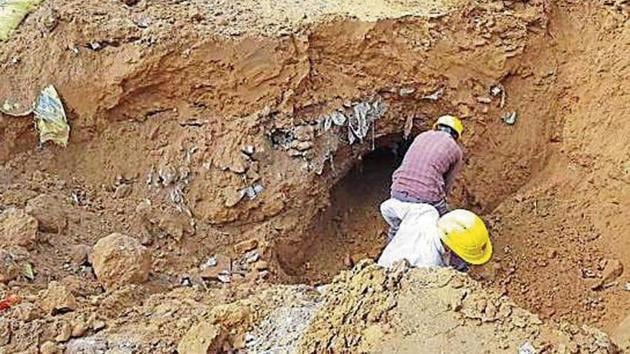 A police team discovered the 150-foot long and 2.5-foot wide tunnel that opened into a plot which had a small room, which was allegedly being used to pilfer oil. (Sourced) A police team discovered the 150-foot long and 2.5-foot wide tunnel that opened into a plot which had a small room, which was allegedly being used to pilfer oil. (Sourced)