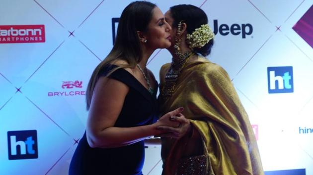 Rekha with Gangs of Wasseypur 2 actor Huma Quereshi on the red carpet. Rekha was given the Hall of Fame (female) award. “Style is not external, it is a feeling. Saree reminds me of my mother, when i wear Kanjeevaram I feel engulfed by love, protection and softness from my mother,” she said. (HT photo)
