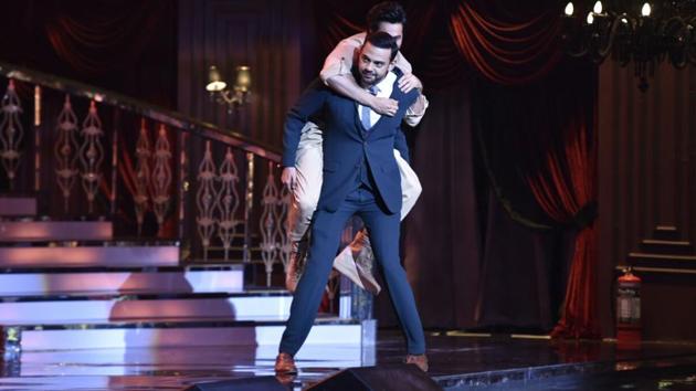 Varun Dhawan, who was adjudged the Most Stylish Youth Icon (male), having fun with VJ Cyrus Sahukar on the stage. (ht photo)