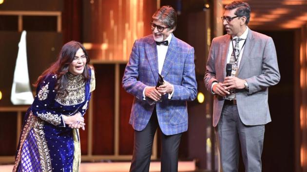 Zeenat Aman gave away the Superstar of Style award to Amitabh Bachchan. “I have no logical reason to be here tonight. Hindustan Times is being generous,” Bachchan said in his speech. (ht photo)