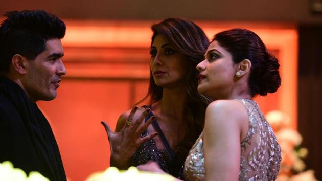 Designer Manlish Malhotra with the Shetty sisters, Shilpa and Shamita. (HT Photo )