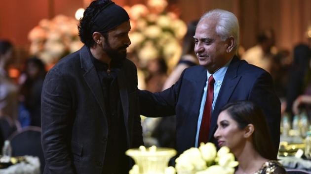 Actor Farhan Akhtar with director Ramesh Sippy. (HT Photo)