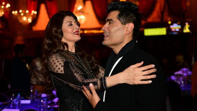 Sonali Bendre with designer Manish Malhotra. (HT Photo)