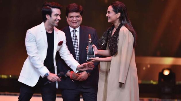 Sonakshi Sinha received the Breaking the Mould (female) Award. “I don’t do what people expect me to do, be it the way I dress or the movies i do. You can call me a rebel,” she said in her speech. (ht photo)
