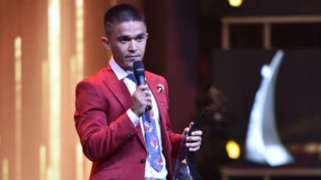 Footballer Sunil Chhetri, who was given the Most Stylish Sports Star award, during his acceptance speech. (HT Photo)