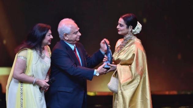 Rekha got the Hall of Fame (female) award. “Style is not external, it is a feeling. Saree reminds me of my mother, when i wear Kanjeevaram I feel engulfed by love, protection and softness from my mother,” she said. (HT PHoto)