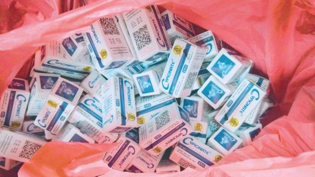 Customs officials recovered one gold chain weighing 76 grams and assorted medicines. (HT) Customs officials recovered one gold chain weighing 76 grams and assorted medicines. (HT)