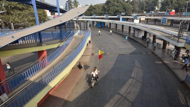 A state-wide bandh disrupted life across parts of Karnataka on Thursday as pro-Kannada outfits demand PM Narendra Modi’s intervention in the inter-state Mahadayi River water row with Goa. Northern districts that come under Malaprabha river basin faced the brunt of the shutdown, while some public services were hit in other districts. (Arijit Sen / HT Photo)