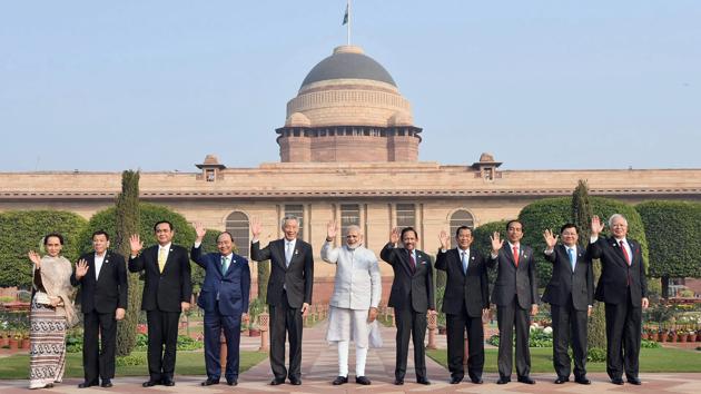 Prime Minister Narendra Modi with Asean heads of state and governments at Rashtrapati Bhavan in New Delhi on Thursday.(PTI)