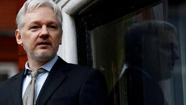 WikiLeaks founder Julian Assange makes a speech from the balcony of the Ecuadorian Embassy, in central London, Britain February 5, 2016. (Reuters File Photo) WikiLeaks founder Julian Assange makes a speech from the balcony of the Ecuadorian Embassy, in central London, Britain February 5, 2016. (Reuters File Photo)