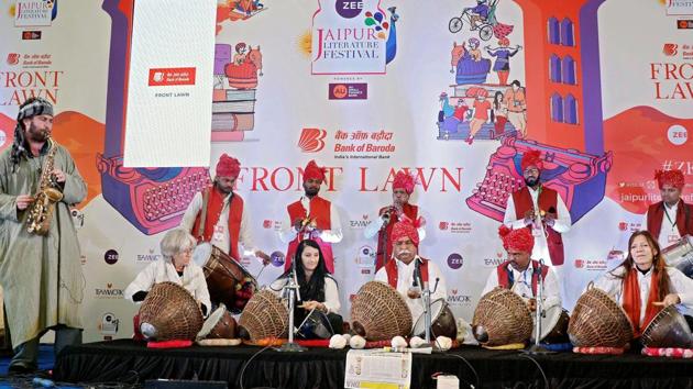 Foreign and Rajasthani folk artists perform during the inauguration of Jaipur Literature Festival 2018 at Diggi Palace in Jaipur on Thursday.(PTI)